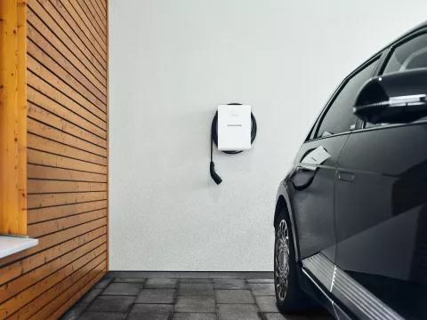 Die Wallbox hängt sicher in einem geschützten Carport.